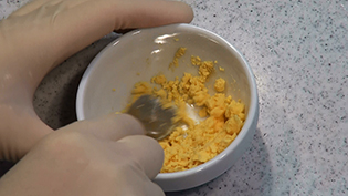 黄身はスプーンで潰す