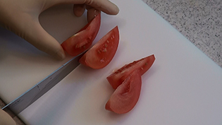 半分のトマトを4等分に切る