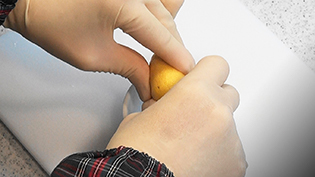 レモンを半分に切り、果汁を絞る