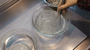 サクサク牡蠣フライの作り方:3%の塩水の入ったボウルと、真水の入ったボウルを準備する