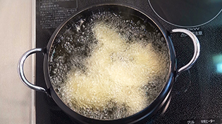 牡蠣を油に一個ずつ入れ、量は鍋面積の1/2程度にする