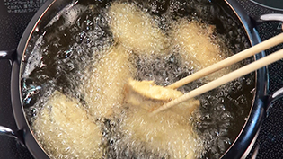 40秒して下側に揚げ色がついてきたらひっくり返し、さらに40〜50秒揚げる