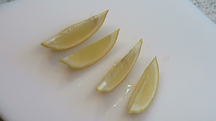 残りのレモンは4つのくし形に切る