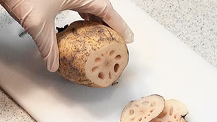 からし蓮根の作り方:れんこんの両端を穴が見えるまで切る
