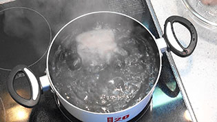 酢を入れた湯でれんこんを5分ほど茹でる