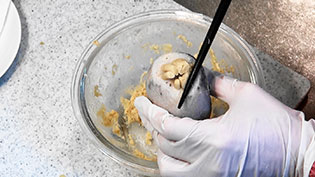 穴から出る余分な味噌を箸でしごき取る