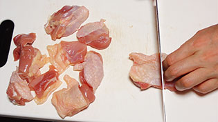 鶏肉を一口大に切っているところ