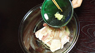 すりおろしたニンニクを加えているところ