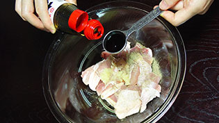 たまり醤油を加えて、全体を手でよくもみ込んでいるところ
