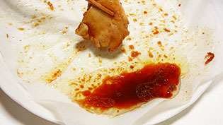 脂肪と醤油と水分を合わせた肉汁が22g出た様子