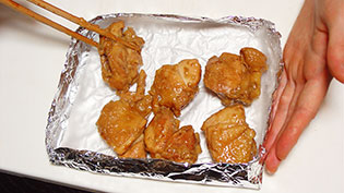鶏肉を並べているところ