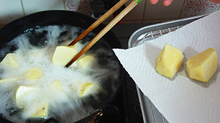 低〜中温で芋をじっくり揚げる