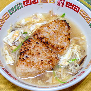焼きおにぎりのフカヒレスープあんかけの作り方