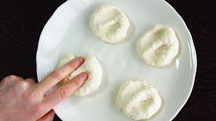 生地を軽く抑えてガス抜きをしているところ