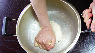 生地を耳たぶくらいの固さになるまでこねる