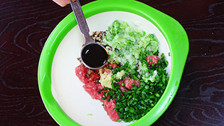 肉と白菜、残りの野菜をボウルに入れ【A】の調味料を加える
