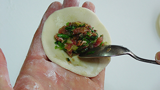 皮から手作りする水餃子のレシピ:皮を1枚広げ、中央に具をのせる