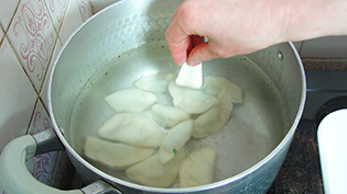 鍋にたっぷりの湯を沸かし、餃子を入れる
