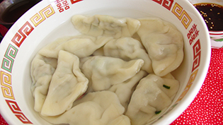 透明感が出るまで茹でたら、湯と一緒に器に入れる
