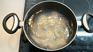 鍋にたっぷりの水を入れて湯を沸かし、鶏肉を1枚ずつ広げて入れ、再沸騰したら中弱火で2〜3分ゆでている