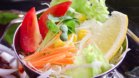 カレーランチに付け合わせる野菜サラダ