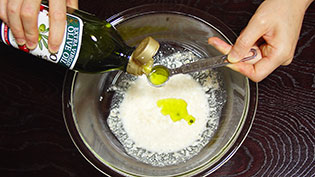 オリーブ油を加えて混ぜている