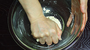 まとまる程度にこねているところ