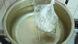 38度のお湯に30分つけて2倍に膨れるまで発酵させているところ