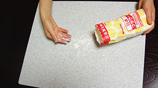 まな板に薄く打ち粉をしているところ