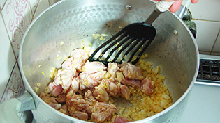 鶏肉を加えて炒めている