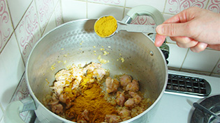 カレー粉を加えている