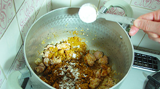 小麦粉を加えて炒めている