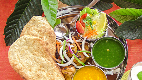 インドカレーの付け合わせの生野菜サラダ