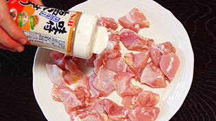 鶏肉に軽く塩、コショウを振っている