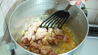 鶏肉を加えて炒め、色が変わったら、マッシュルームも加えてざっと炒めているところ