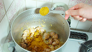 カレー粉を加えている