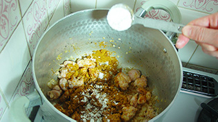小麦粉を加えて炒めている