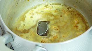 カレールーを加えている