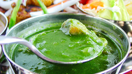 美味しそうなほうれん草チキンカレー