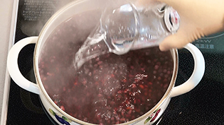 差し水をして急激に豆を冷やすと柔らかく煮上がる