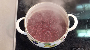 沸騰したら、小豆がグラグラと踊らない火加減にする