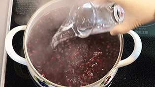 紅茶色になるまで煮たら、びっくり水を差す