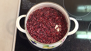 小豆の炊き方:小豆の4倍の水で煮る