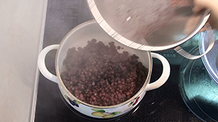 煮汁は捨てて、小豆だけ鍋に戻す