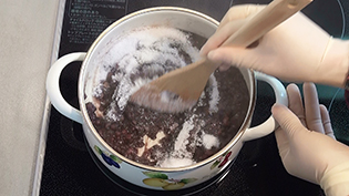 残りの砂糖を加えて焦げないように練る