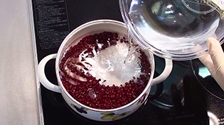 かぶるくらいの水を入れて小豆を煮る