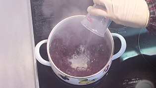 沸騰したらコップ1杯の差し水をする