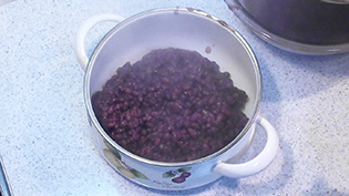 小豆だけを圧力鍋に戻す