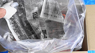 再度霧吹きで焼酎を新聞紙にしみ込ませる