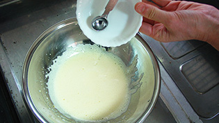 重曹を大さじ1の水(分量外)で溶いて加えている